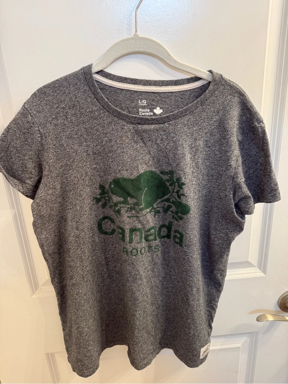 Roots women’s Grey Tee with Green Canada Beaver Logo - Picture 2 of 11
